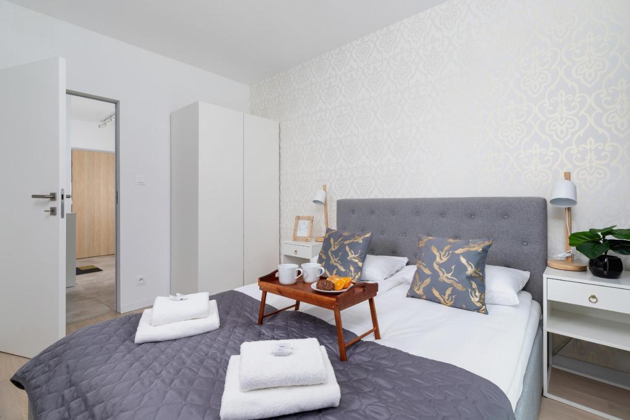 Apartment With Balcony & Parking Mogilska By Renters Prestige Cracóvia Exterior foto