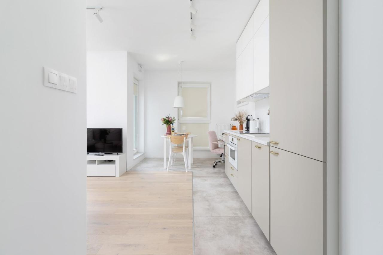Apartment With Balcony & Parking Mogilska By Renters Prestige Cracóvia Exterior foto