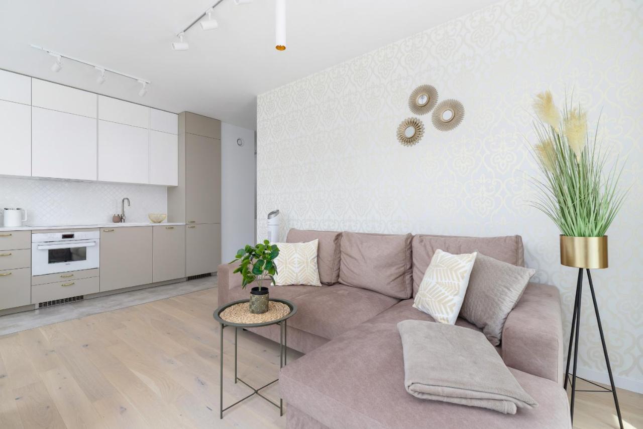 Apartment With Balcony & Parking Mogilska By Renters Prestige Cracóvia Exterior foto