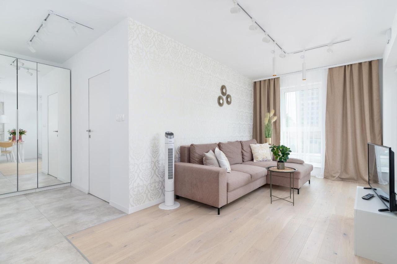 Apartment With Balcony & Parking Mogilska By Renters Prestige Cracóvia Exterior foto