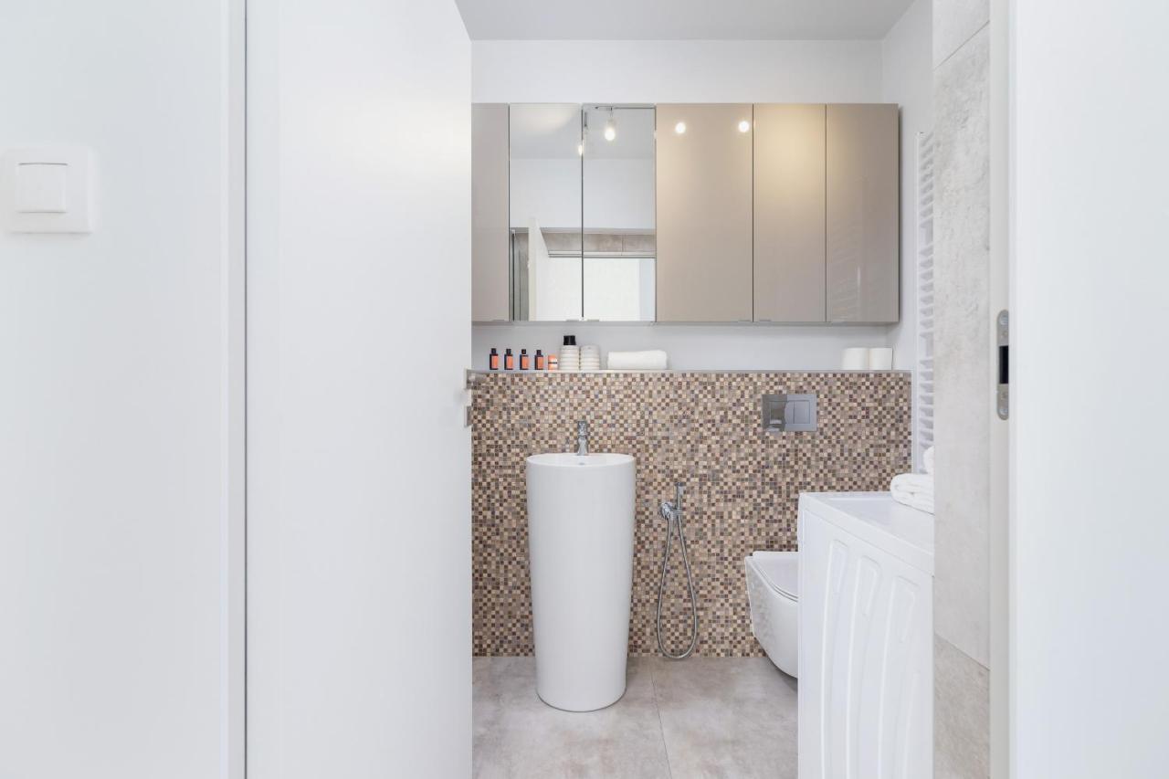 Apartment With Balcony & Parking Mogilska By Renters Prestige Cracóvia Exterior foto