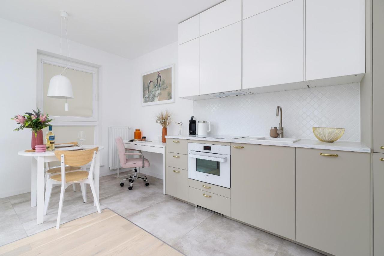 Apartment With Balcony & Parking Mogilska By Renters Prestige Cracóvia Exterior foto