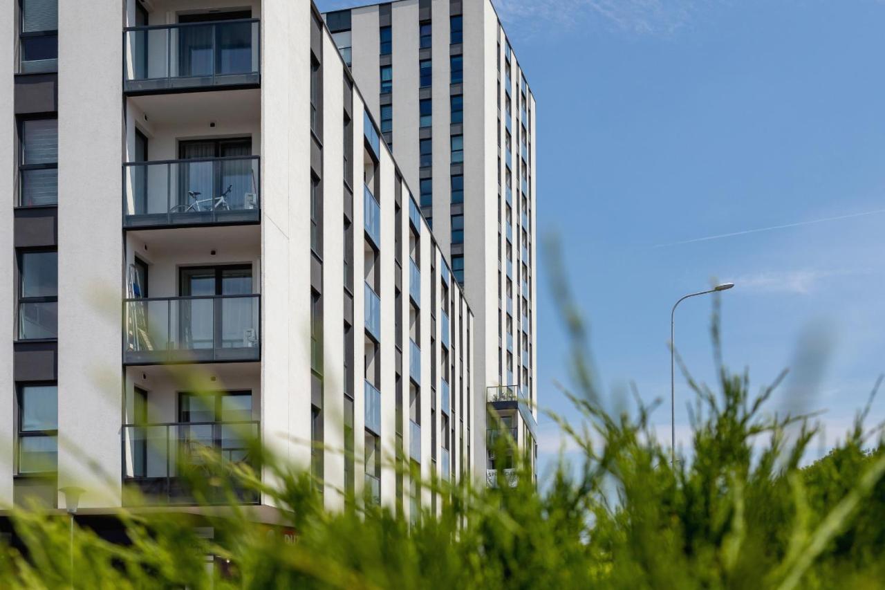 Apartment With Balcony & Parking Mogilska By Renters Prestige Cracóvia Exterior foto