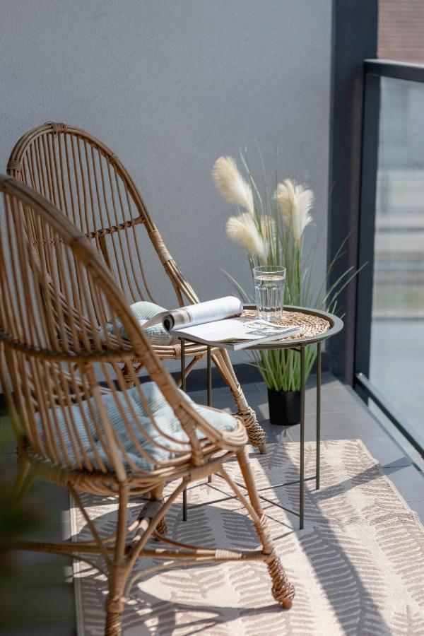 Apartment With Balcony & Parking Mogilska By Renters Prestige Cracóvia Exterior foto