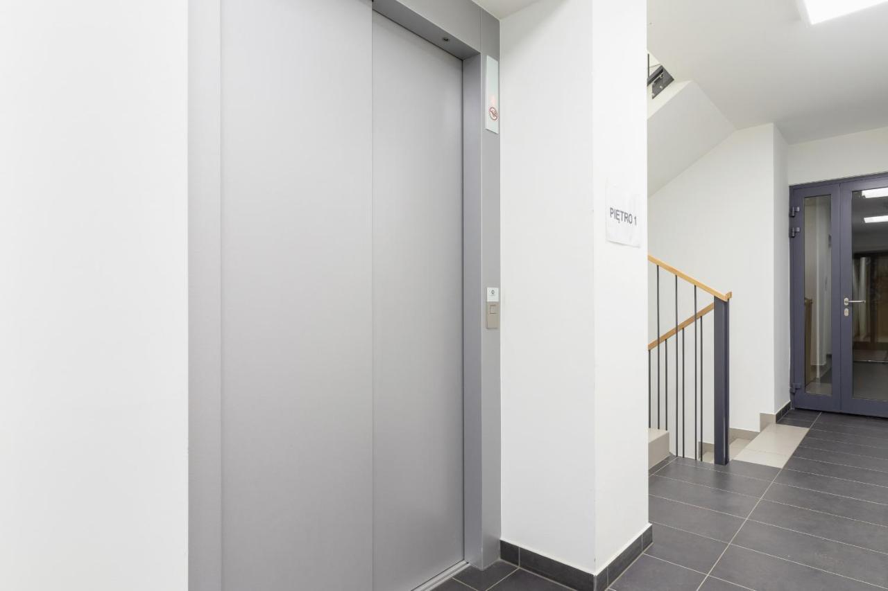 Apartment With Balcony & Parking Mogilska By Renters Prestige Cracóvia Exterior foto